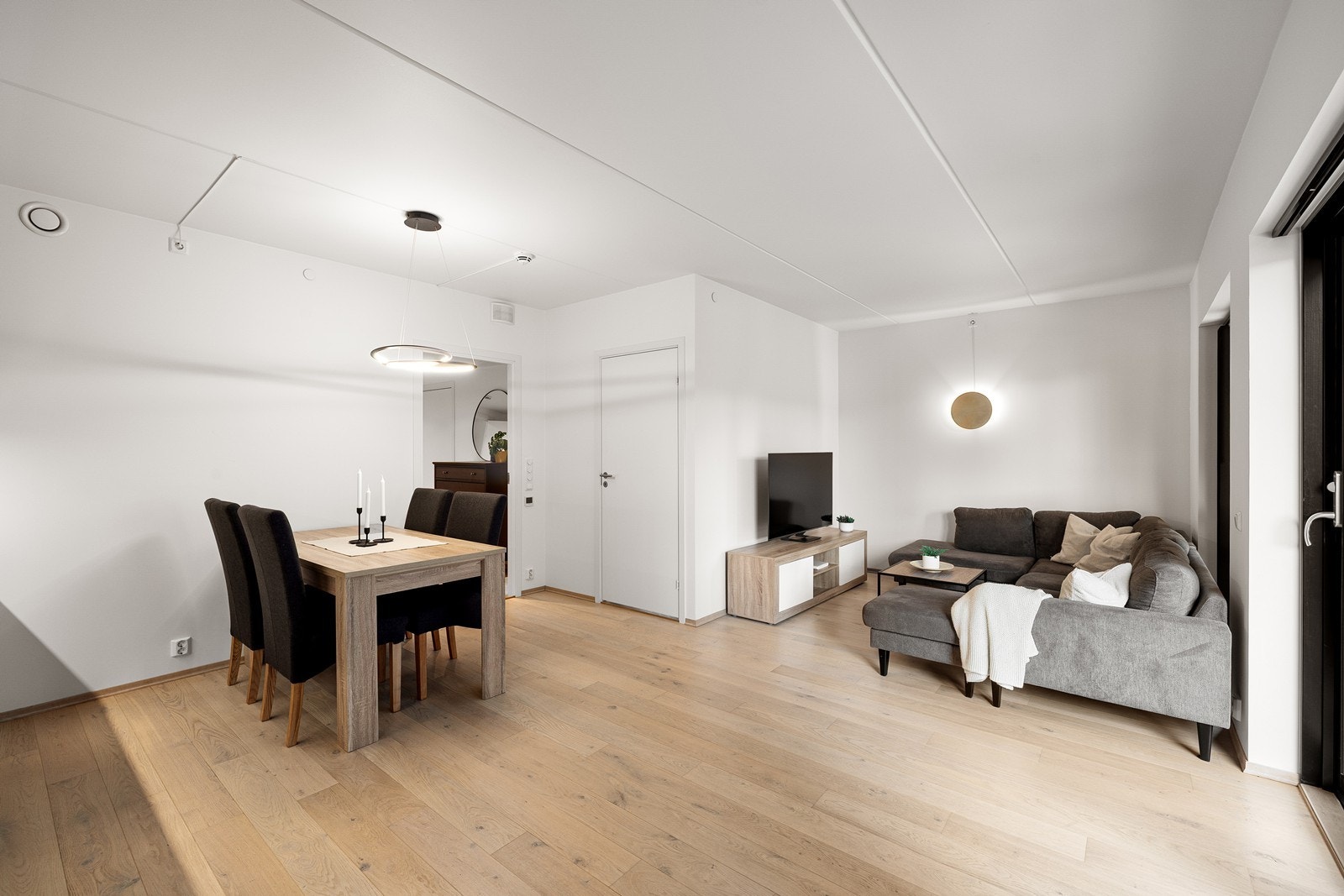 Oppholdsrom med naturlig soneinndeling for stue og spiseplass. Galleribilde
