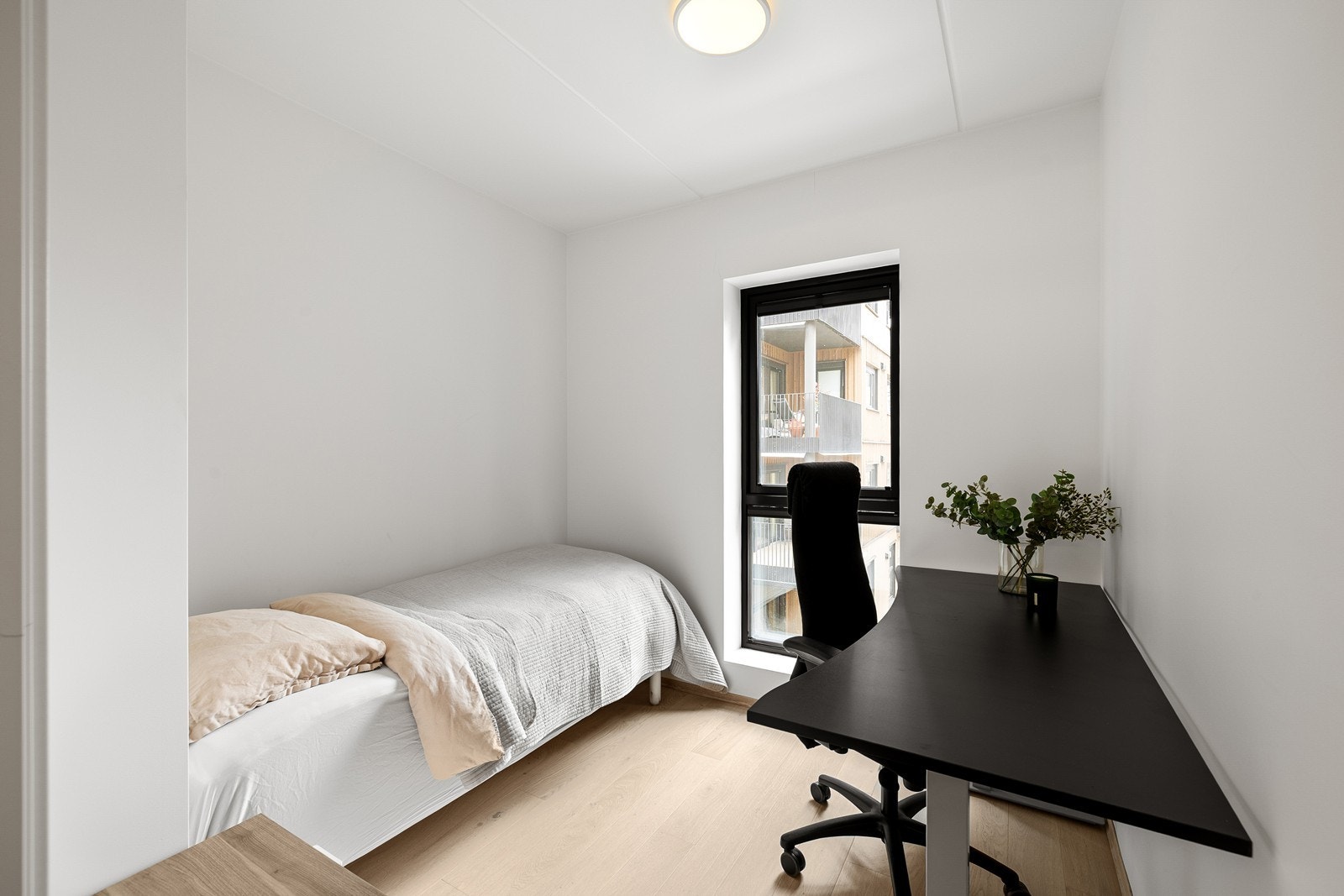 Praktisk soverom/kontor med god plass til senge og arbeidsplass. Galleribilde