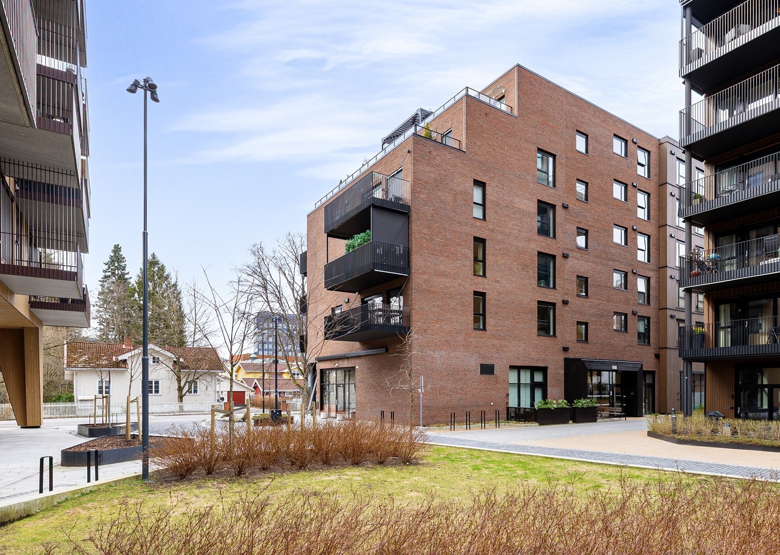 Torvgata 15B har en sjelden urban og pulserende beliggenhet midt i hjertet av Lillestrøm sentrum, i det moderne og ettertraktede boligprosjektet Aveny Vest. Galleribilde