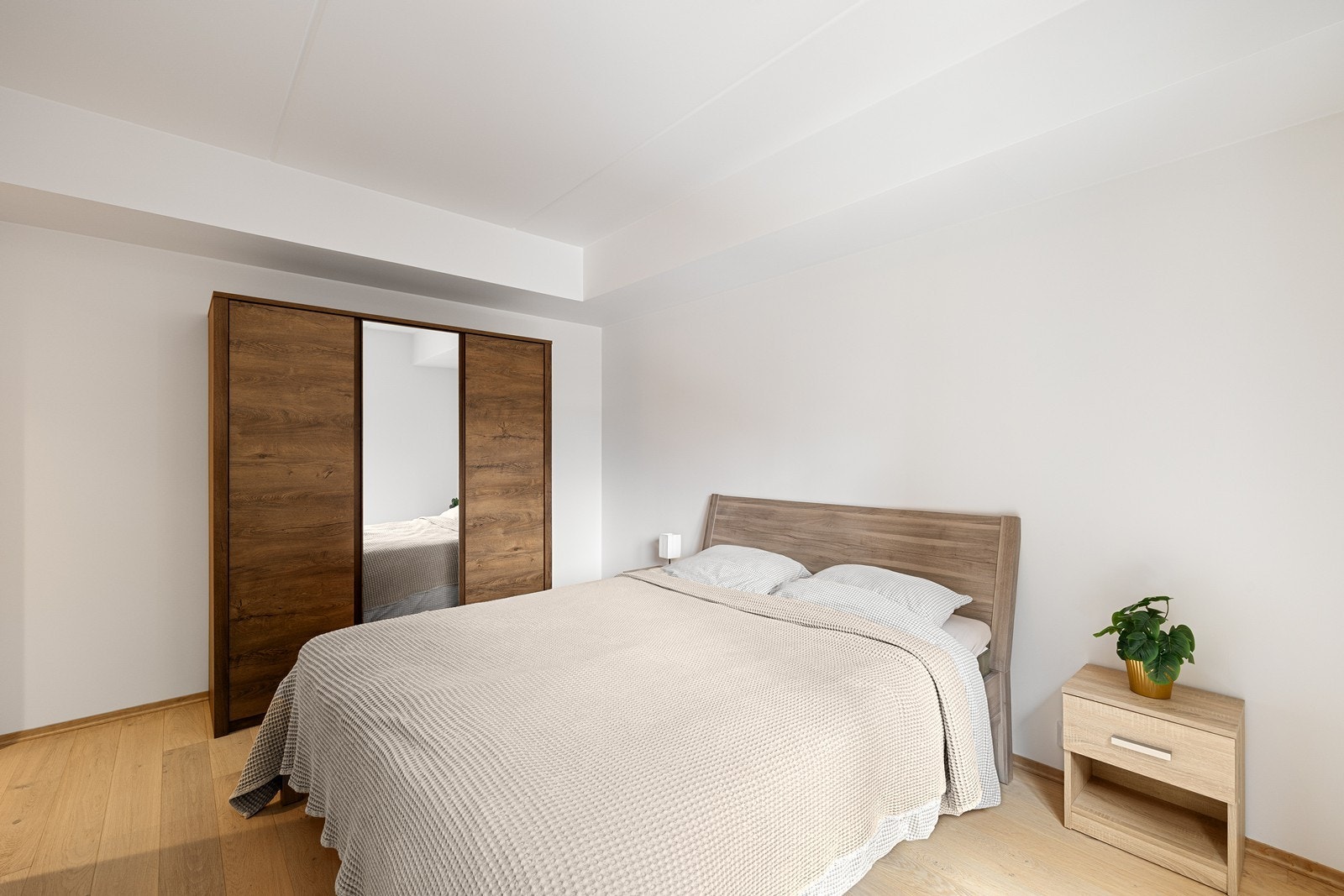 Soverom med lune farger og praktisk garderobe med speil. Galleribilde