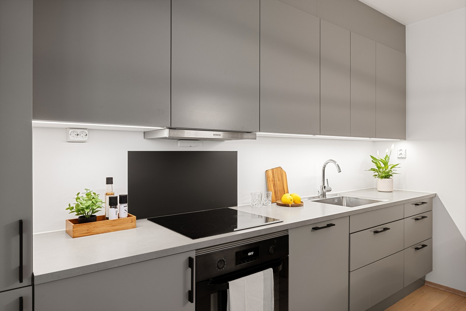 Moderne kjøkkeninnredning med integrerte løsninger og god arbeidsflate. Galleribilde