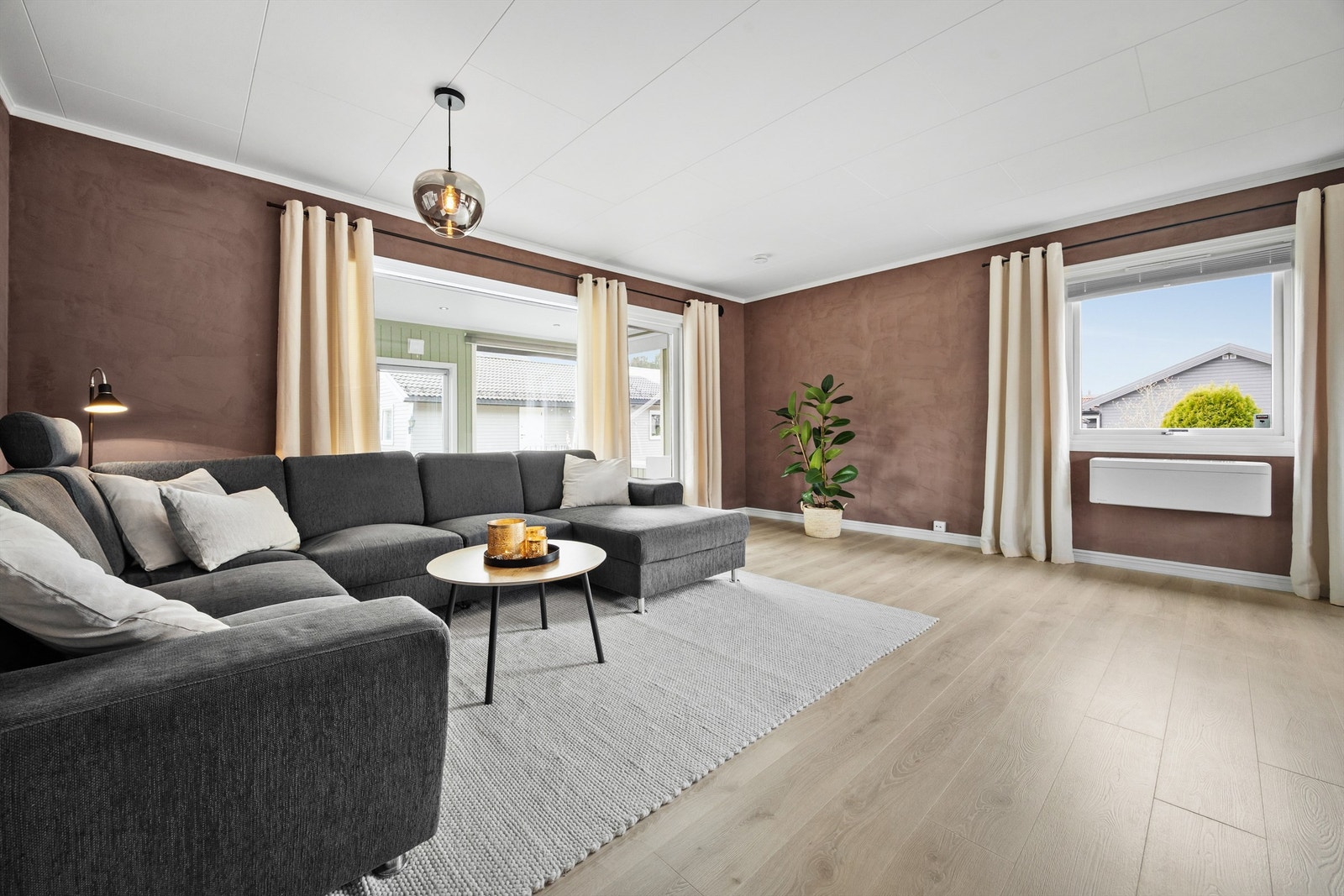 Godt med vinduer i stue som gir rommet rikelig med dagslys Galleribilde