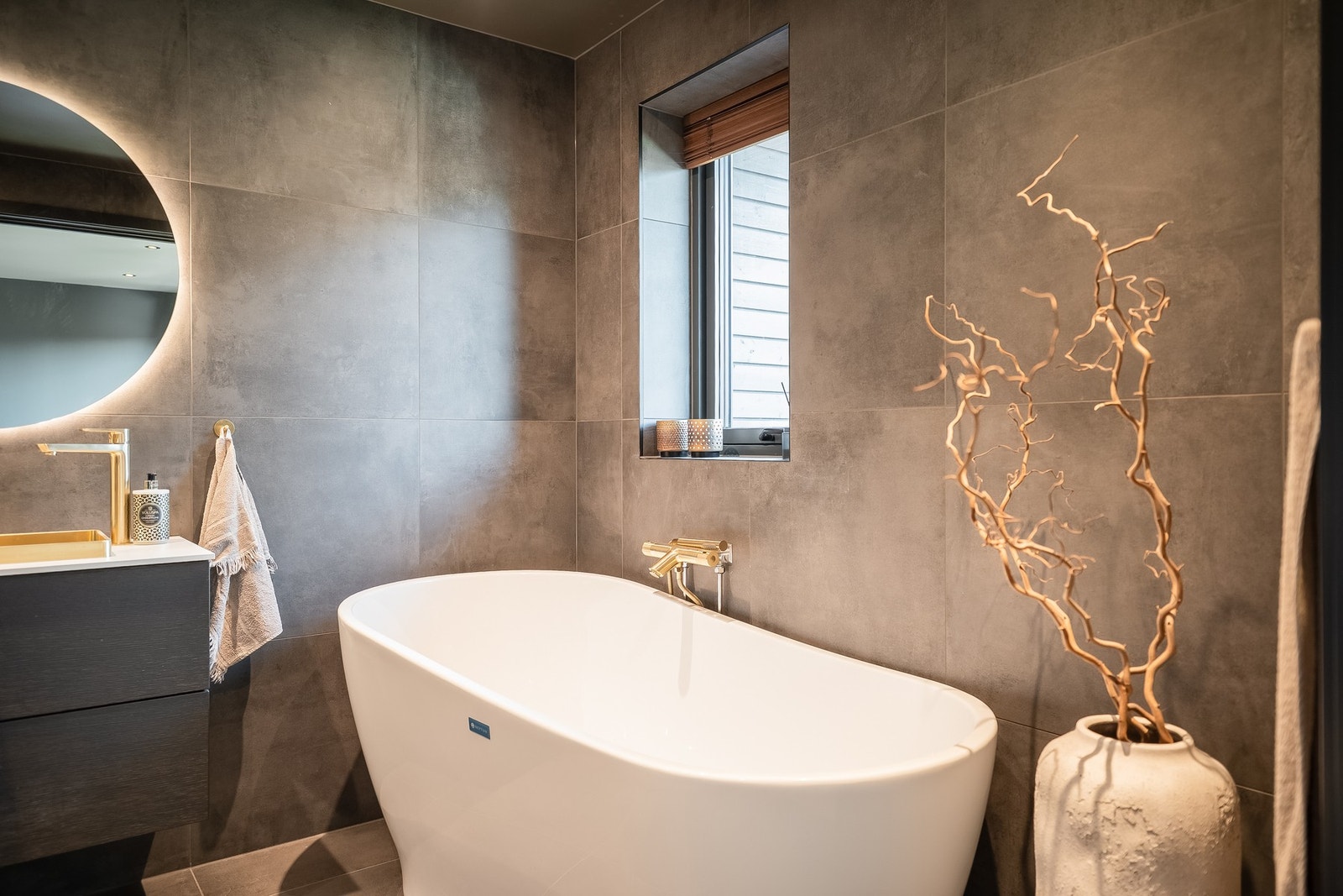 Badet byr på badekar og egen dusjnisje, som gir en gjennomført spa-følelse. Galleribilde