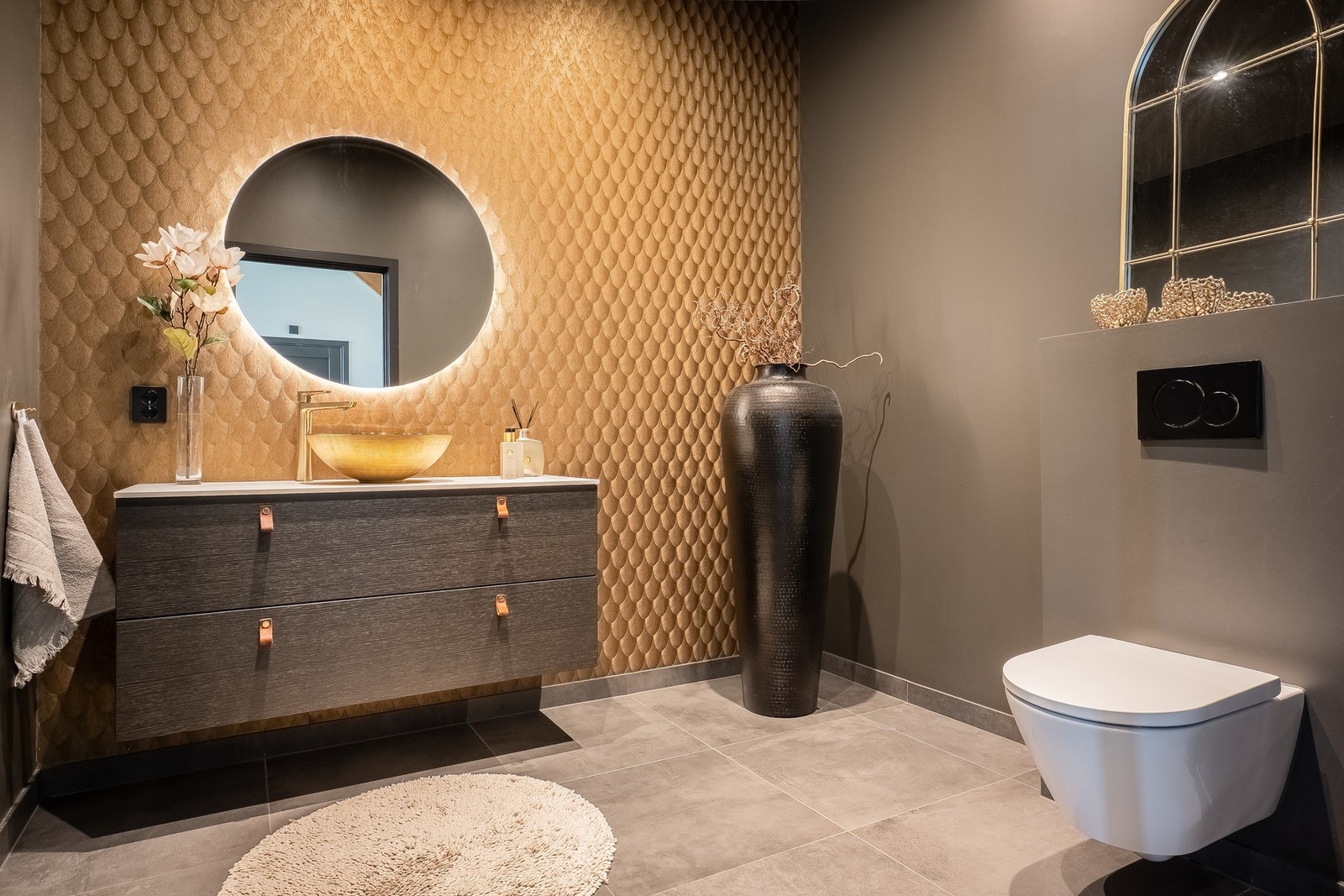 Delikat WC-rom med eksklusivt tapet på vegg. Galleribilde