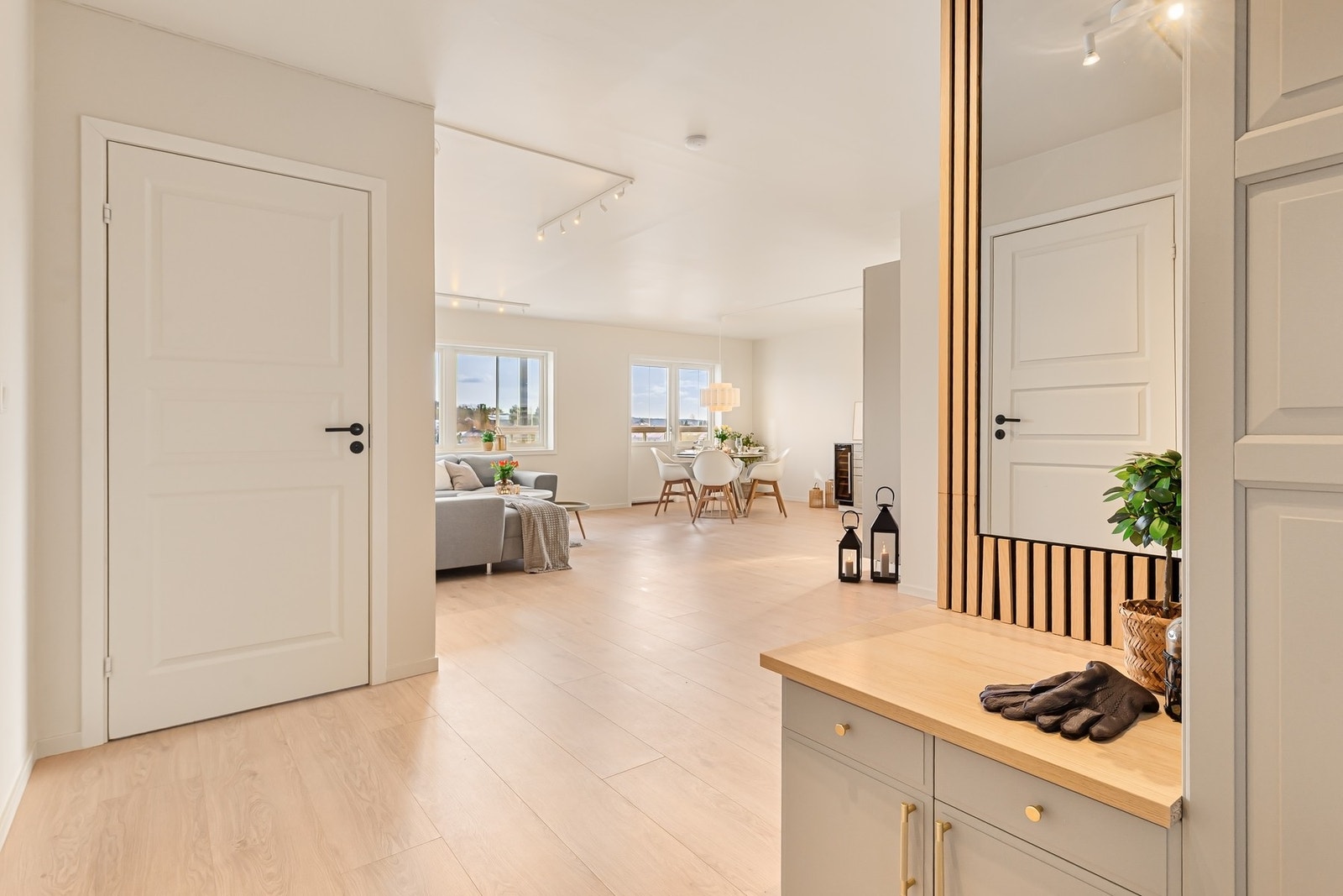 Velkommen inn - leiligheten er pusset opp senere tid og fremstår som lys og trivelig med ny funksjonell planløsning Galleribilde