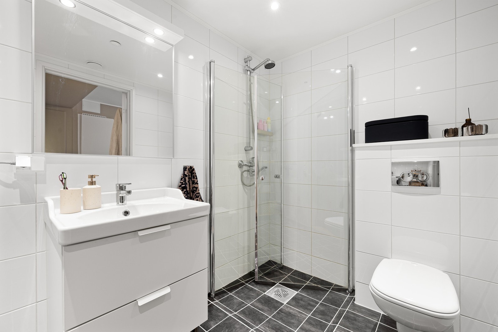 Badet er utstyrt med innfellbare dusjdører. Galleribilde
