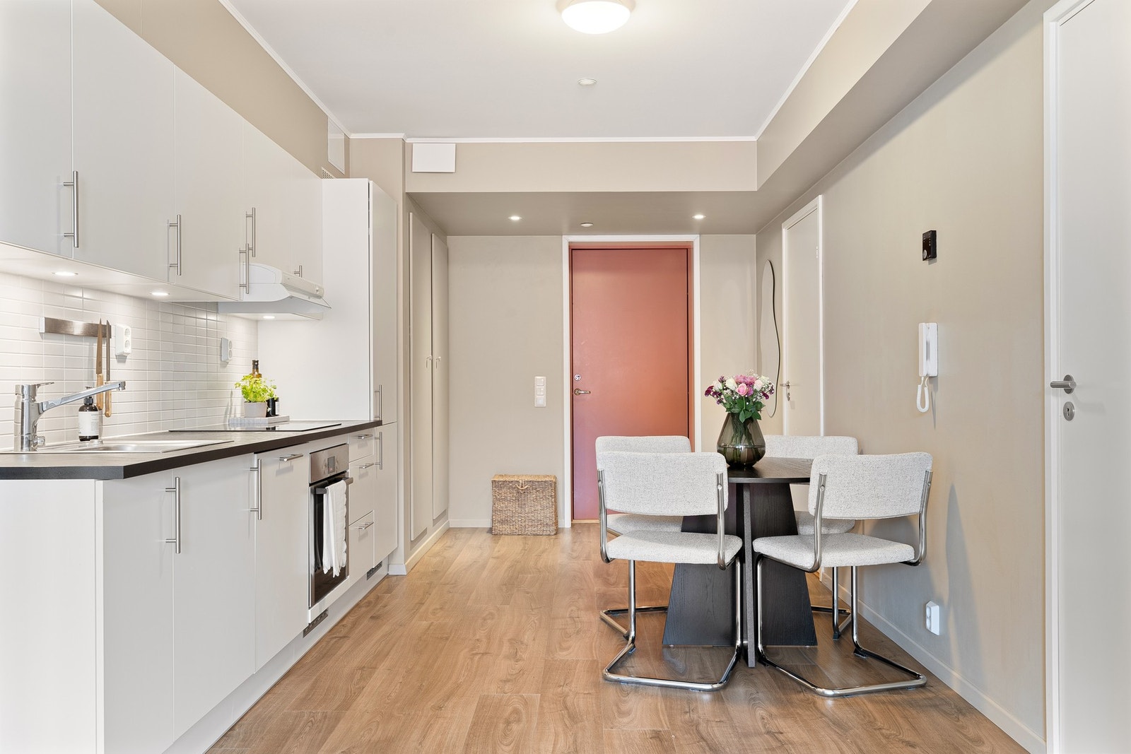 Kjøkkenet er integrert oppvaskmaskin, stekeovn, platetopp og kjøl/fryseskap. Galleribilde