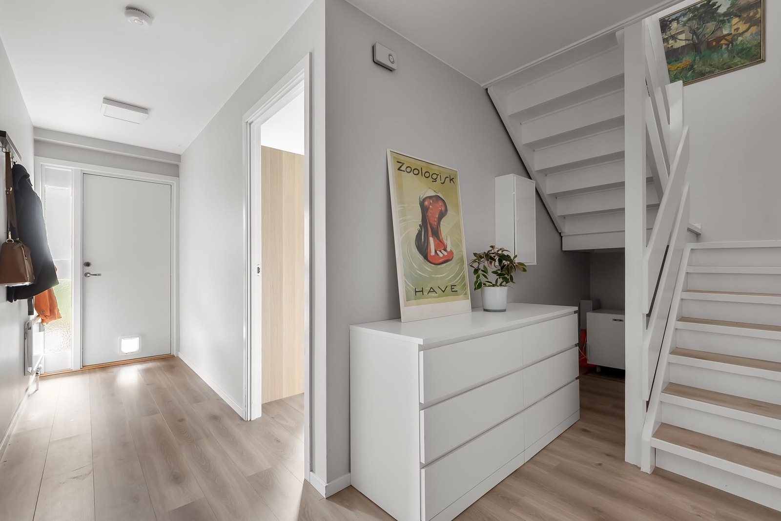 Flott entré med god plass til ekstra oppbevaring Galleribilde