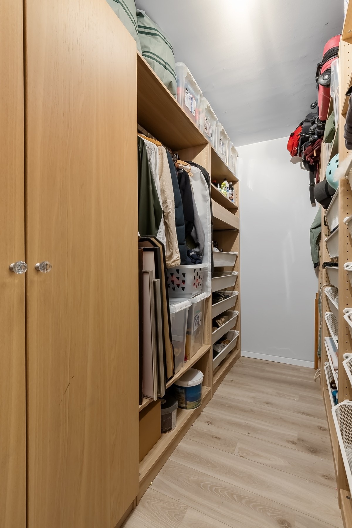 Praktisk innvendig bod / walk-in garderobe Galleribilde