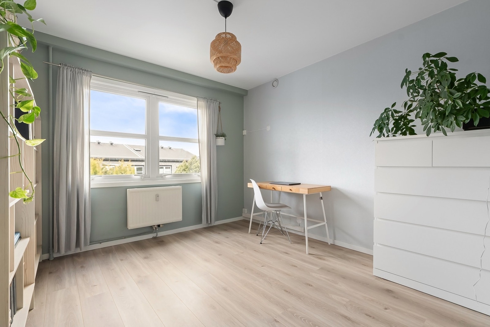Det er vannbåren oppvarming med radiator Galleribilde