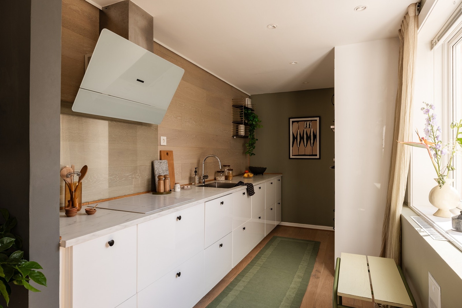 Kjøkkenet er svært delikat og ligger tilbaketrukket i sin egen krok. Innredningen er fra Ikea og var ny i 2019. Galleribilde