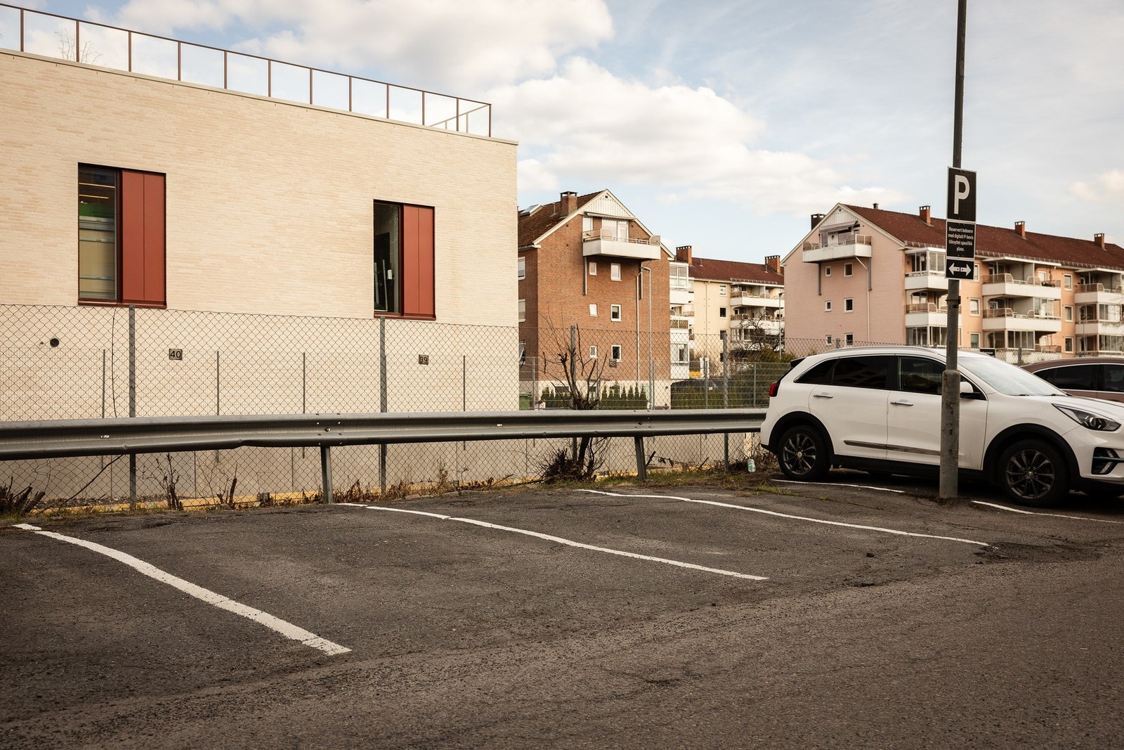 Gamlehagen borettslag har parkeringsplasser og garasjer, disse kan leies av beboere i borettslaget. Galleribilde