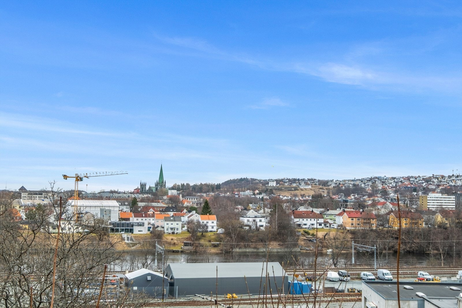 Fra terrassen har du utsyn rett mot Nidarosdomen og festningen Galleribilde