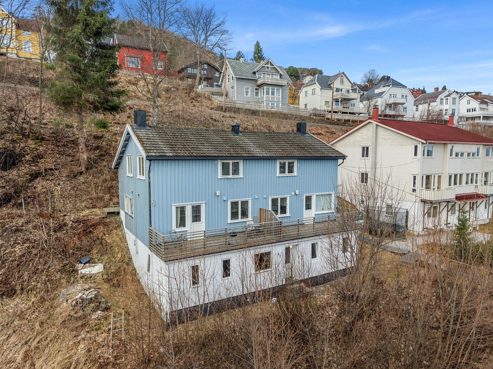 En romslig selveier på hele 109m² med 5 soverom og fantastisk utsikt mot byen! Galleribilde