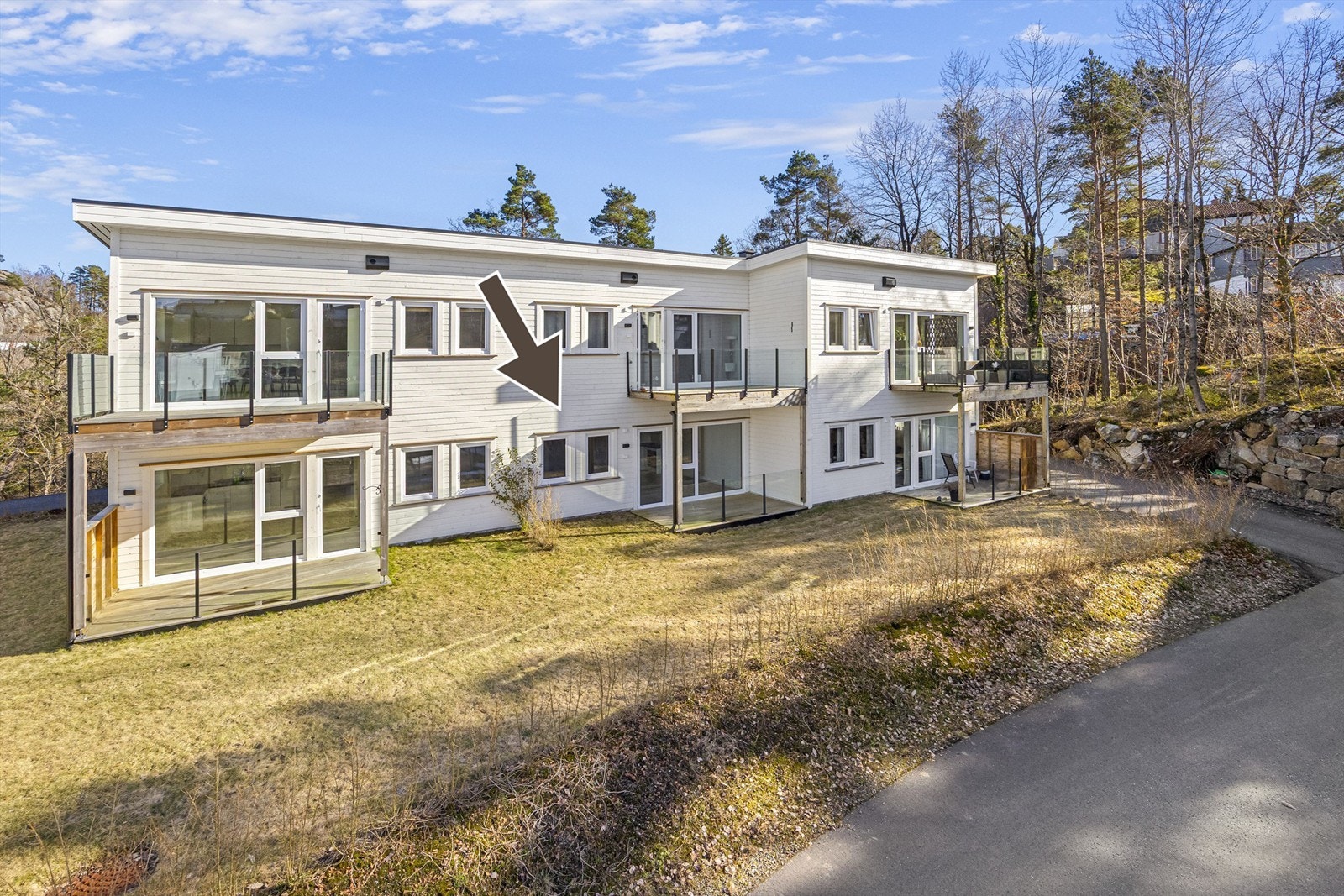 Flott seksmannsbolig på Nyli. Det er god lyddemping mellom etasjene og lite innsyn. Asfaltert hele veien frem til døra. Galleribilde