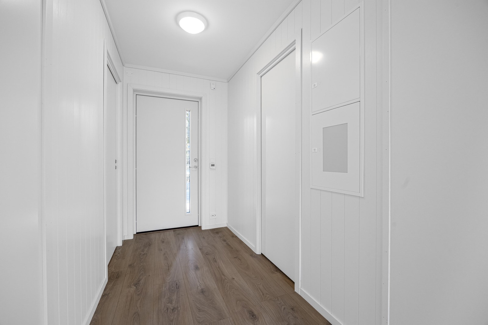 Velkommen inn! Det er termostater til styring av vannbåren varme i alle rom, unntatt bod og soverommene. Galleribilde