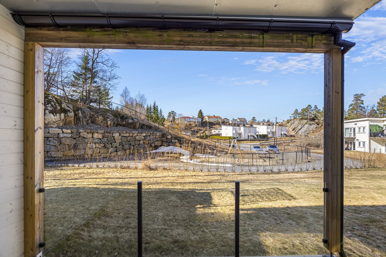 Uteområdet er flott opparbeidet med hekker som snart blomstrer, murer, lekeplass og p-plass felles med de andre leilighetene på veien inn. Galleribilde