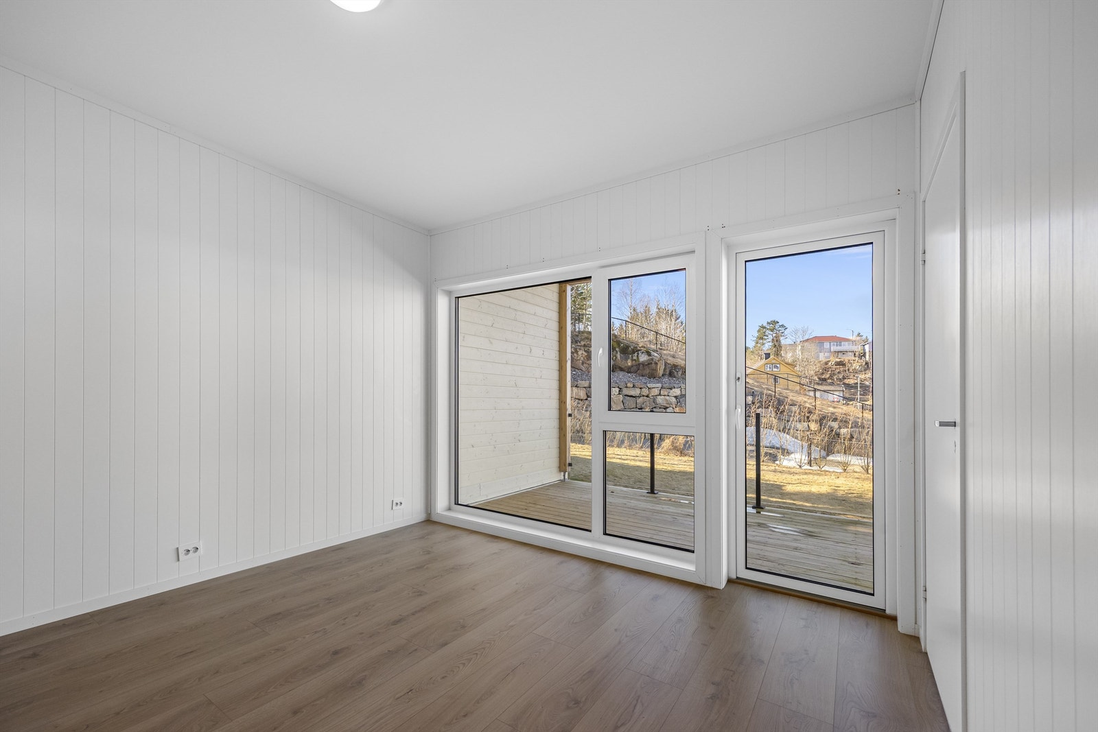 Praktisk vegg mot nabo for en skjermet uteplass. Galleribilde