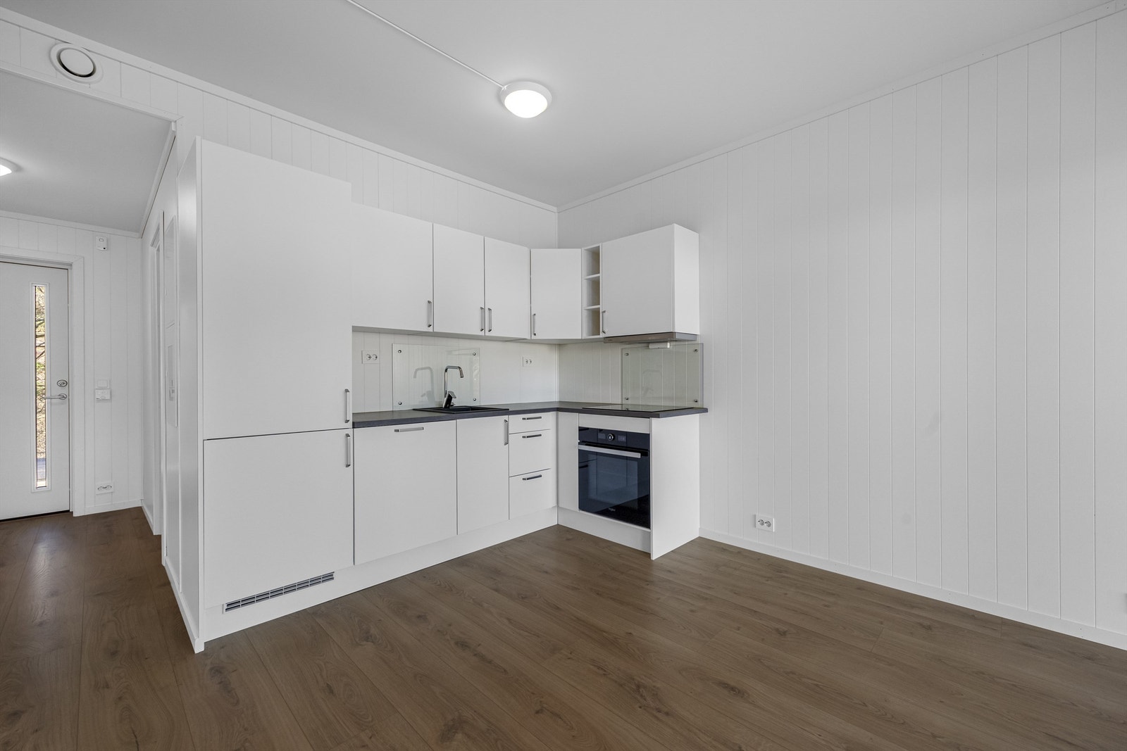 Integrerte hvitevarer medfølger, herunder komfyr, koketopp, oppvaskmaskin og kombiskap (kjøl/frys). Galleribilde