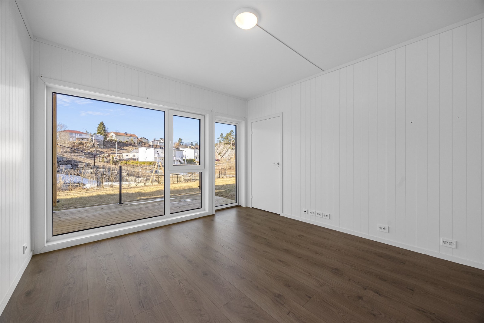 Leiligheten er en treroms med store vindusflater og god takhøyde flere rom. Galleribilde