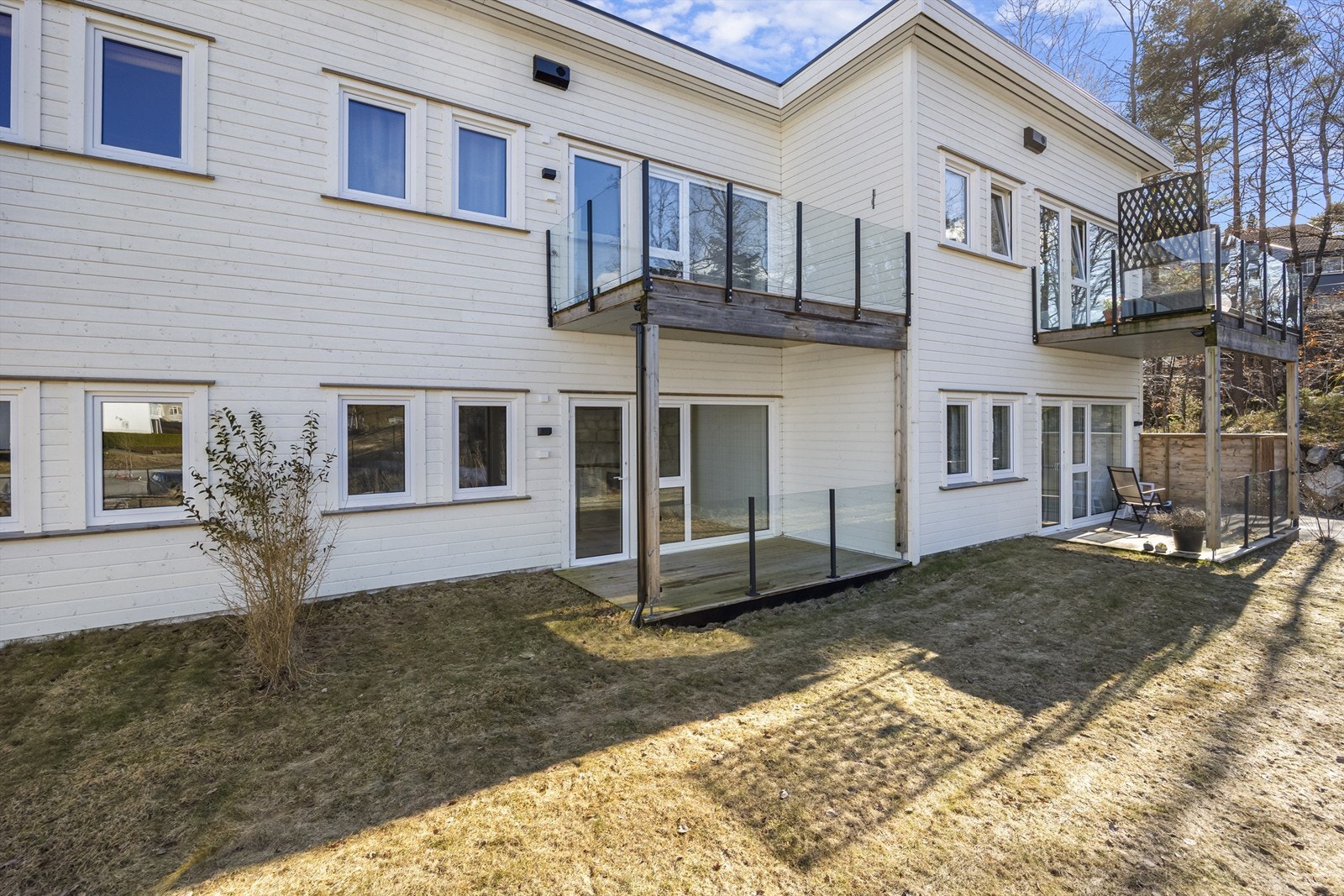 Det er pen og lettstelt beplantning på utearealene. Galleribilde