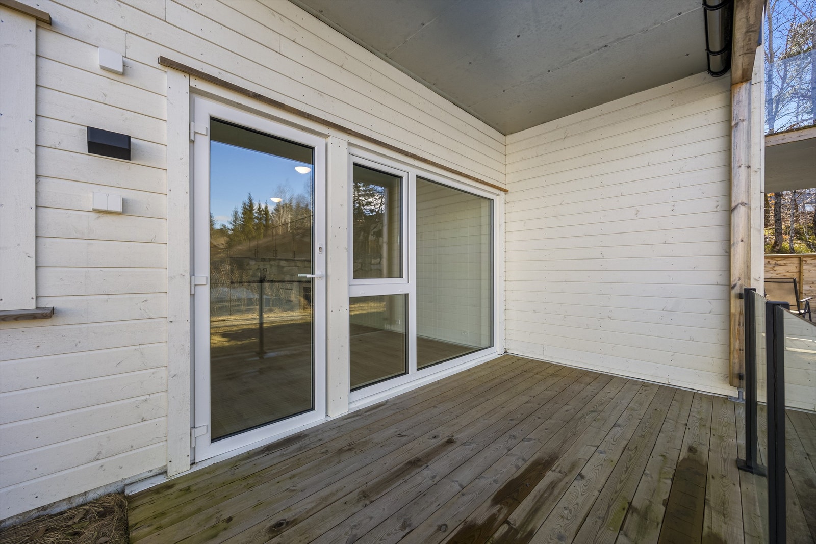 Flott terrasse med takoverbygg og glassrekkverk. Galleribilde