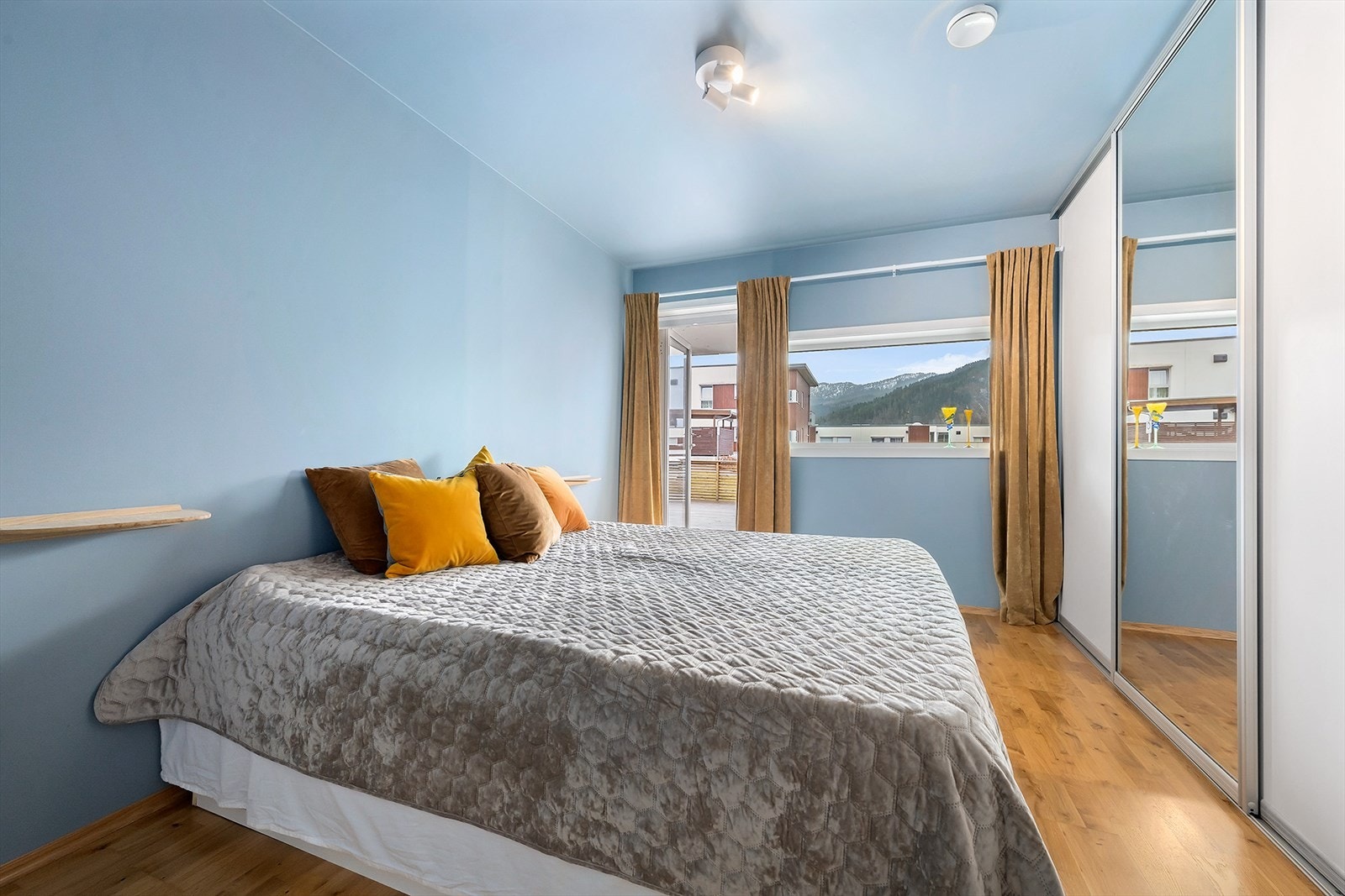 Det er to soverom i underetasjen. Hovedsoverommet har stor, praktisk skyvedørsgarderobe. Galleribilde