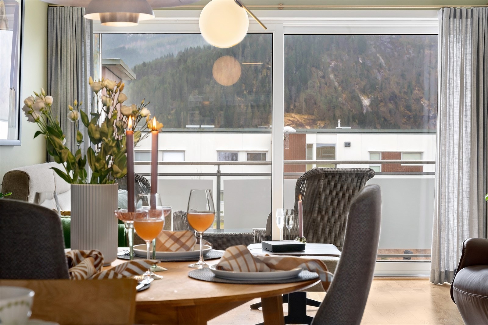 Det er god plass til stort spisebord i tilknytning til kjøkkenet. Galleribilde