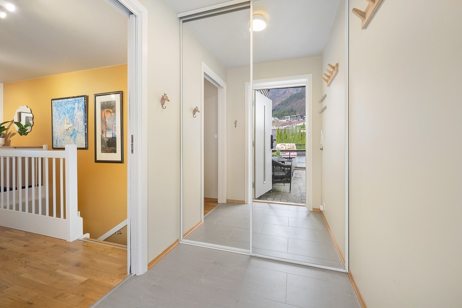 Velkommen inn! Entré med flislagt gulv og praktisk skyvedørsgarderobe. Galleribilde