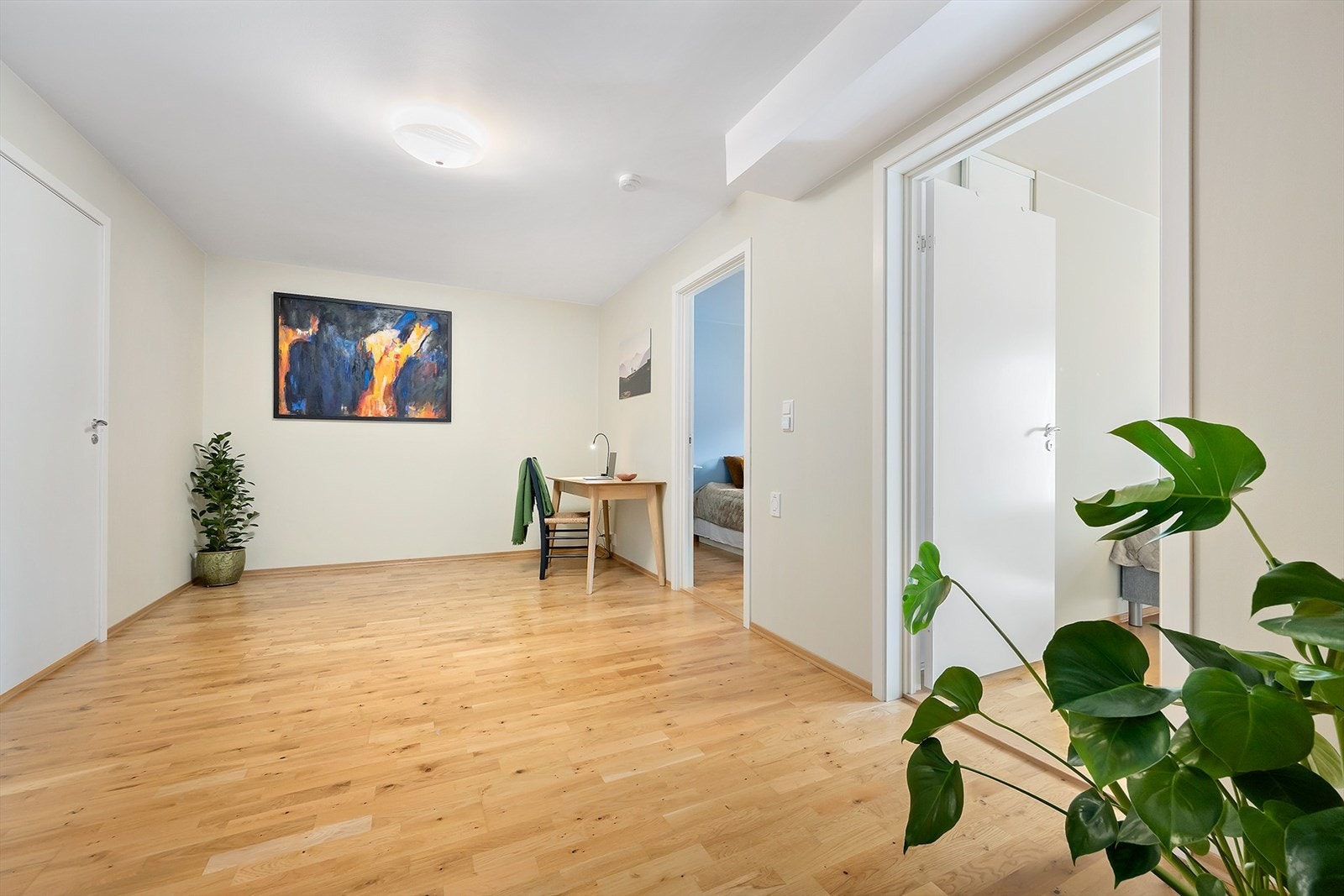Hallen fungerer som et ekstra oppholdsrom og kan evt. benyttes som kontor eller tv-stue. Galleribilde