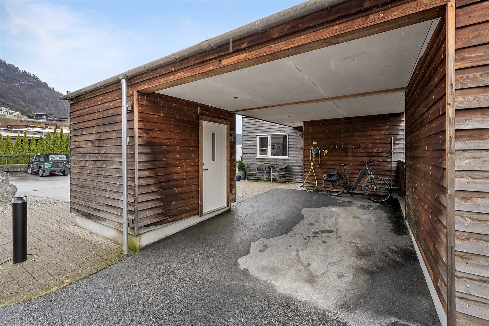 Enkel tilkomst med parkering i carport og tilhørende bod. Galleribilde