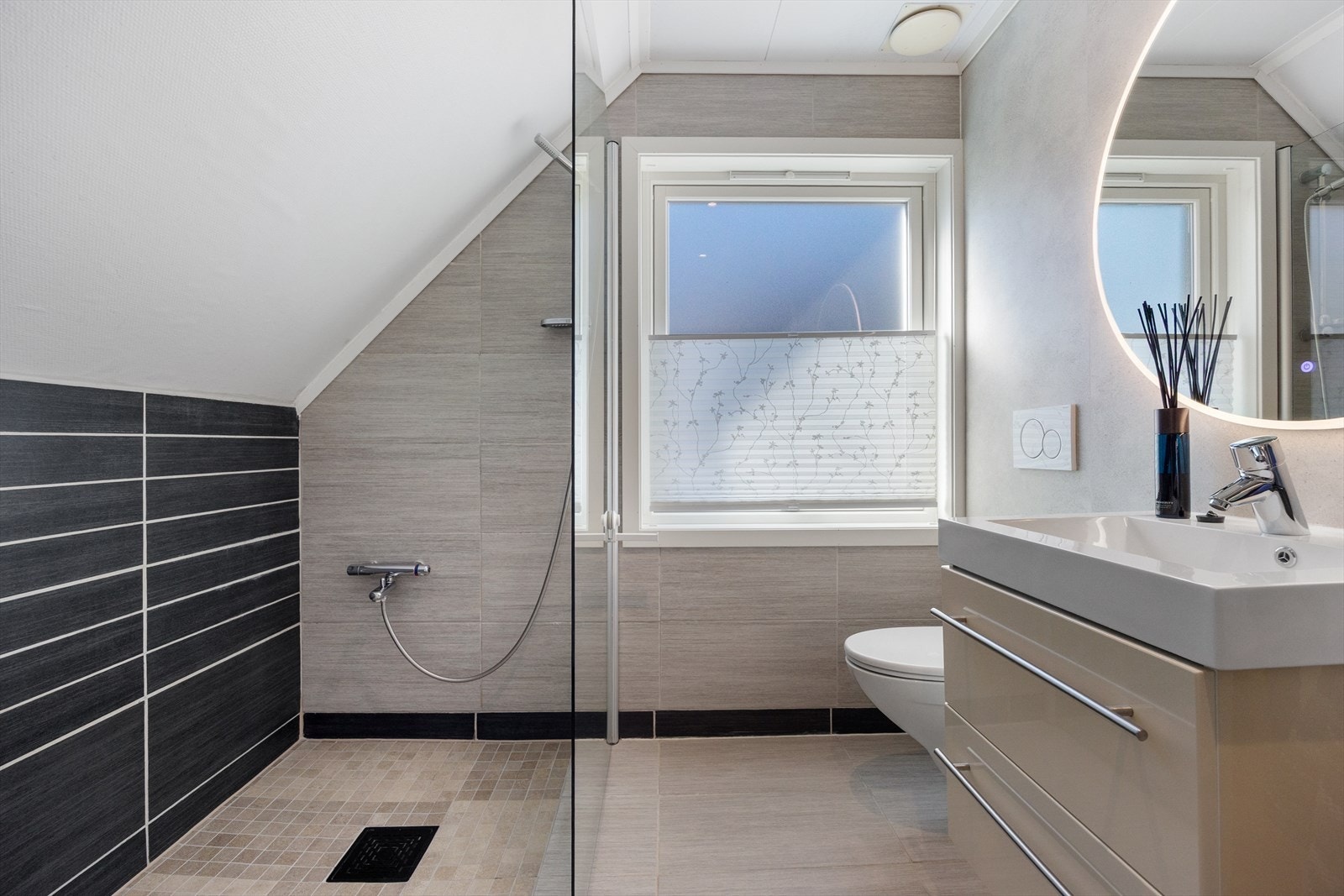 Her har badet fliser på gulvet, fliser på veggen i dusjsonen, ellers baderomsplater. Galleribilde