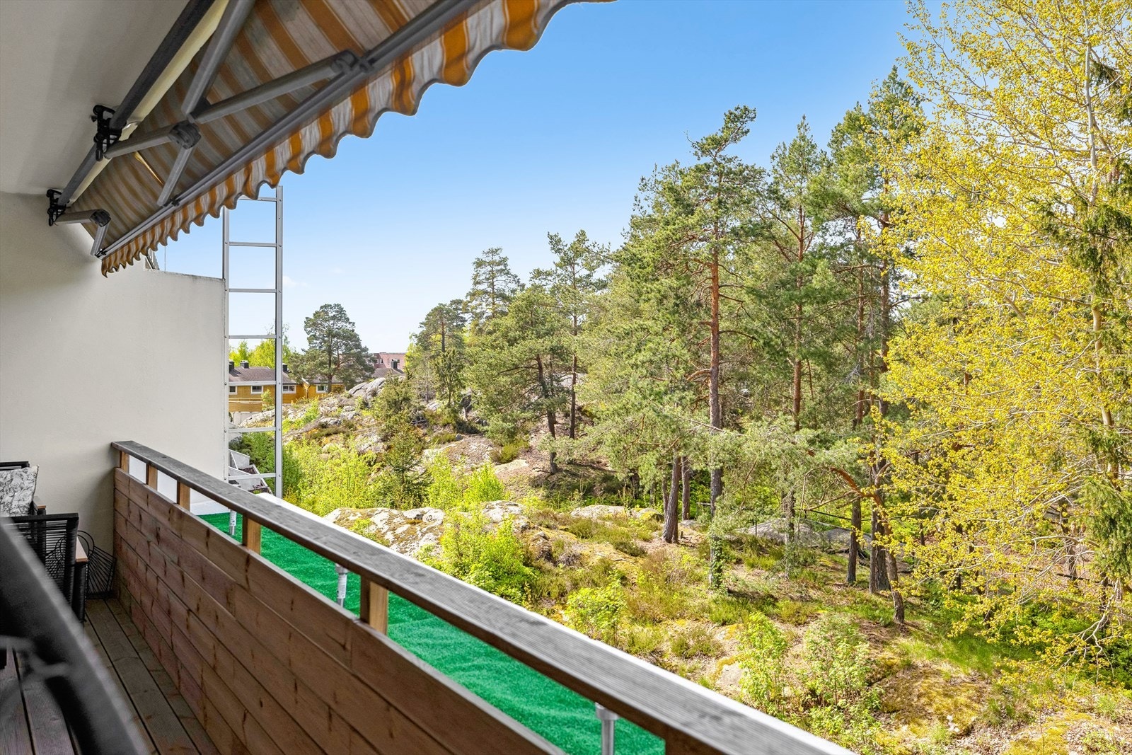 Fra balkongen kan du nyte en grønn og frodig utsikt. Galleribilde