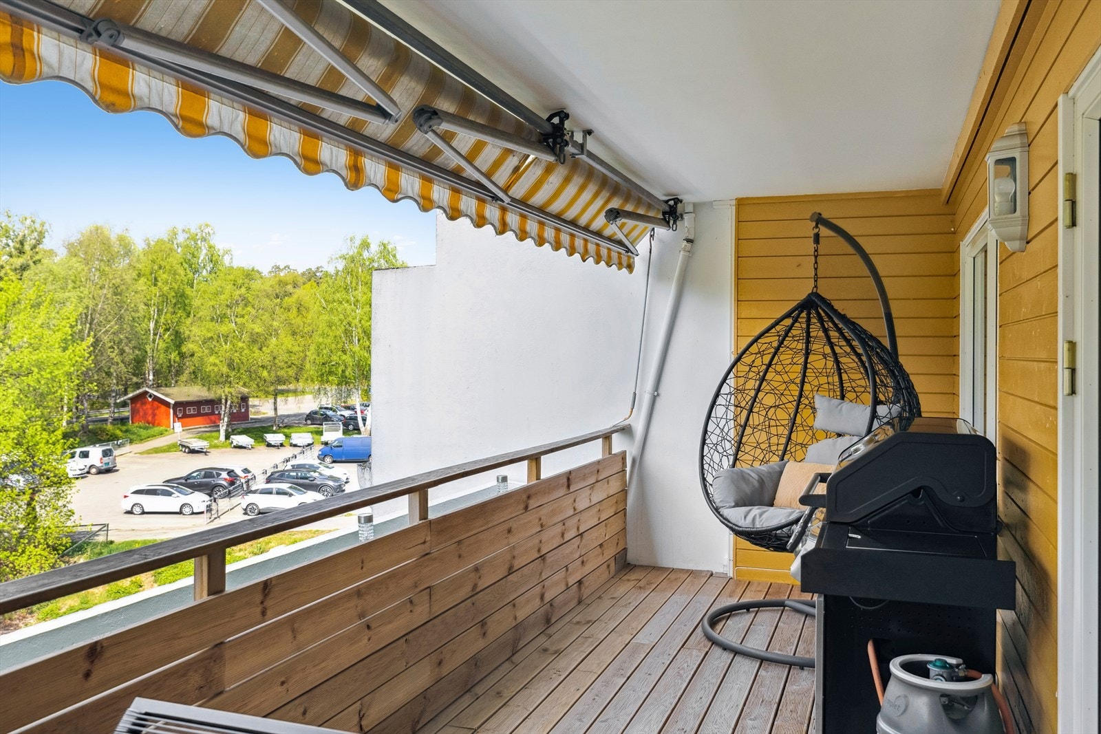 Balkongen blir en naturlig forlengelse av stuen på varme sommerdager. Galleribilde