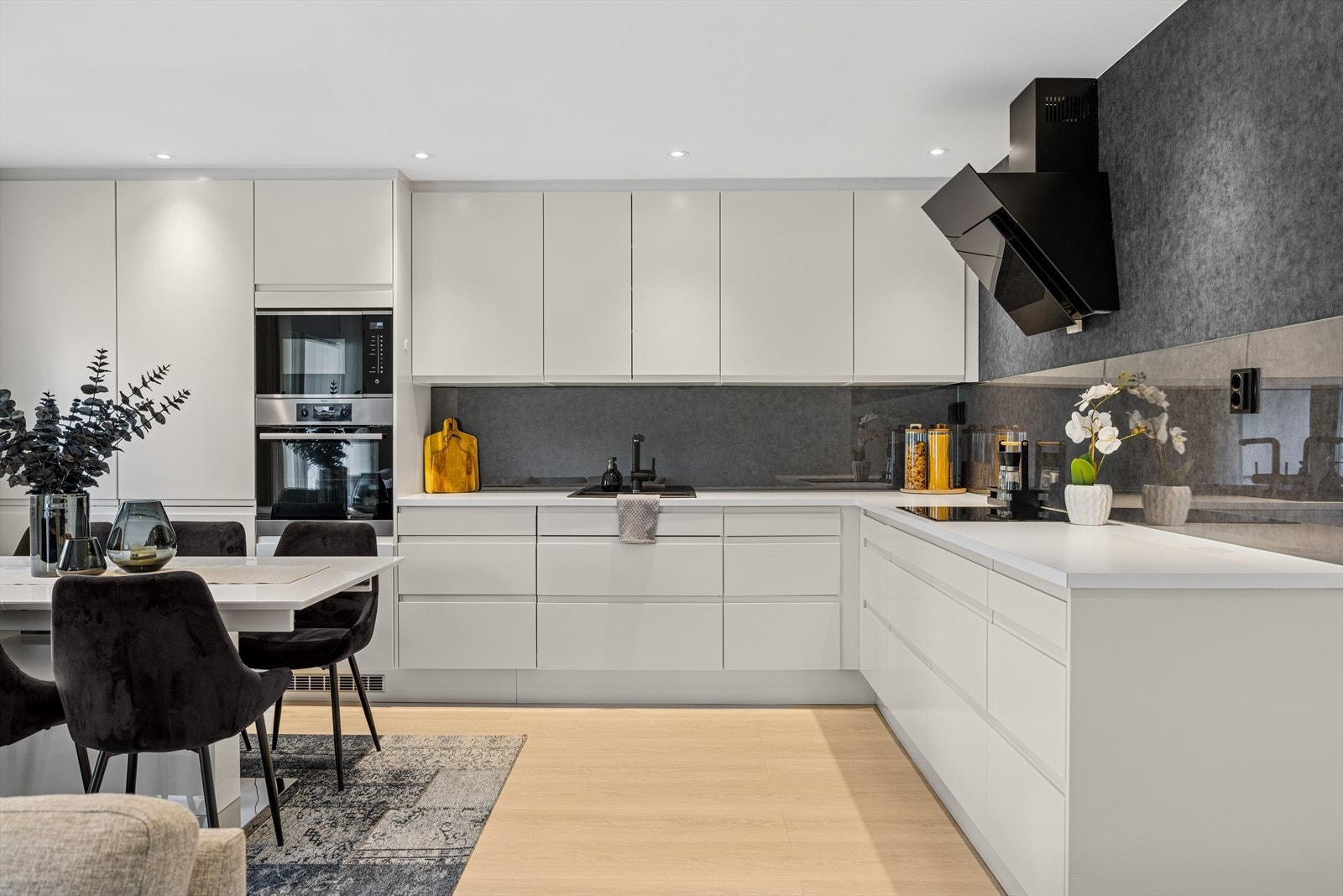 Kjøkkenet har en smakfull innredning fra 2019. Galleribilde
