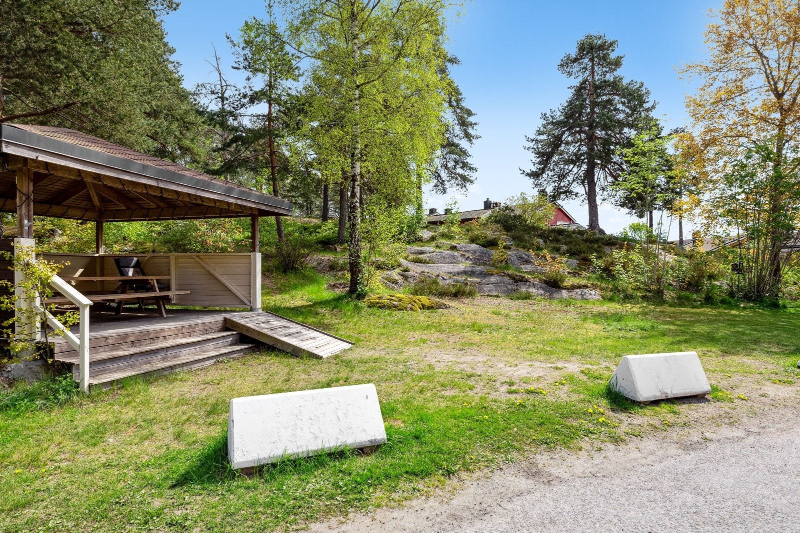 Området har også sittegrupper og en lekeplass med ulike lekeapparater og husker. Galleribilde