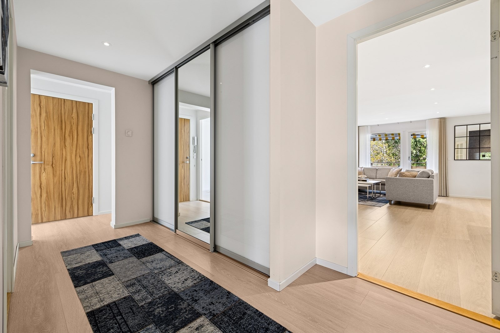Gangen er utstyrt med en praktisk skyvedørsgarderobe, perfekt for lagring av yttertøy og sko. Galleribilde
