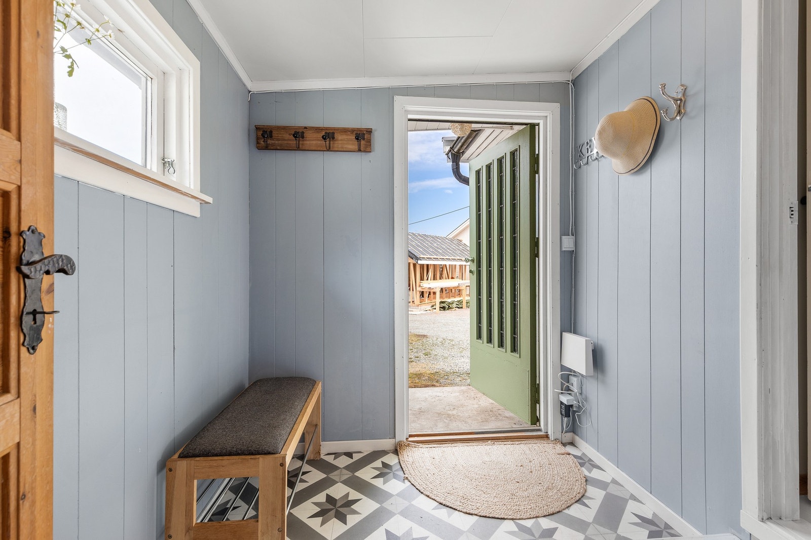 Det er fin plass til oppbevaringsmøbel for yttertøy og sko Galleribilde