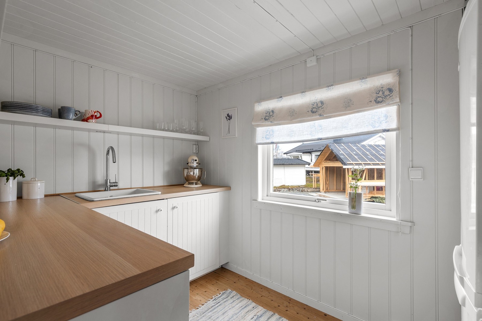 Kjøkkeninnredning fra ca. 2013 med profilerte fronter og benkeplate av laminat med nedfelt oppvaskkum og ett-greps kjøkkenarmatur Galleribilde