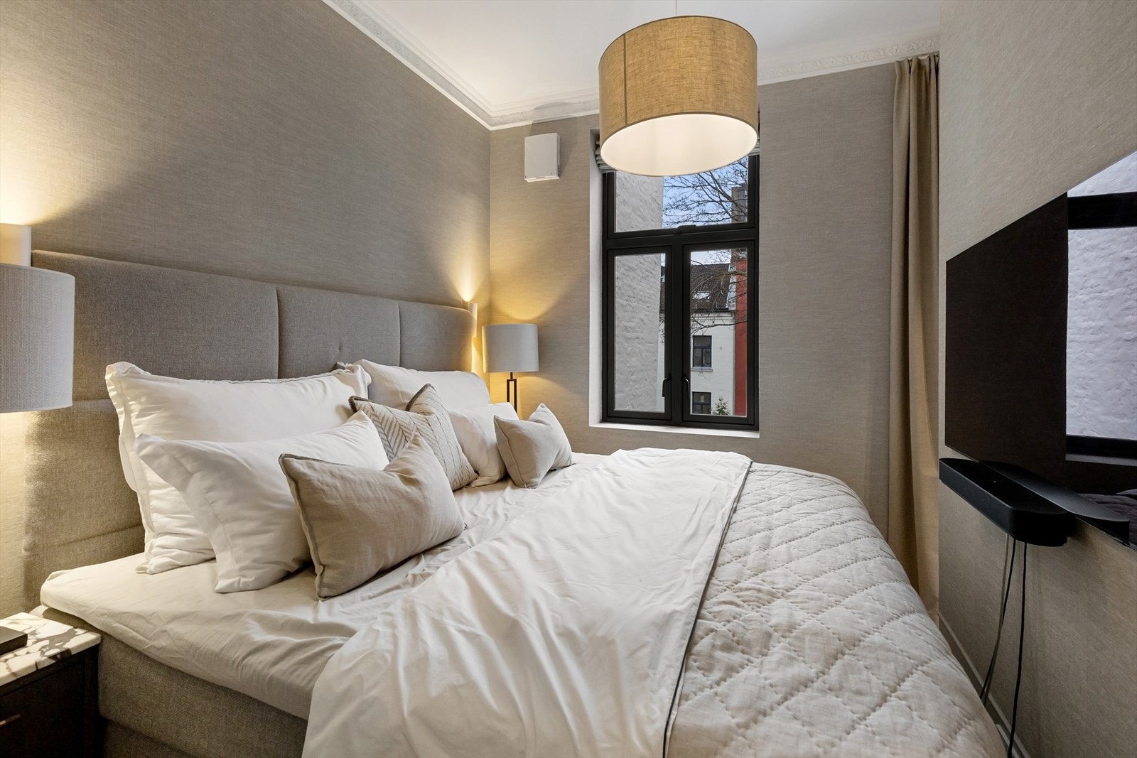 Det er god plass til dobbeltseng (sengen på bilde er 210cm bred) og nattbord. Galleribilde