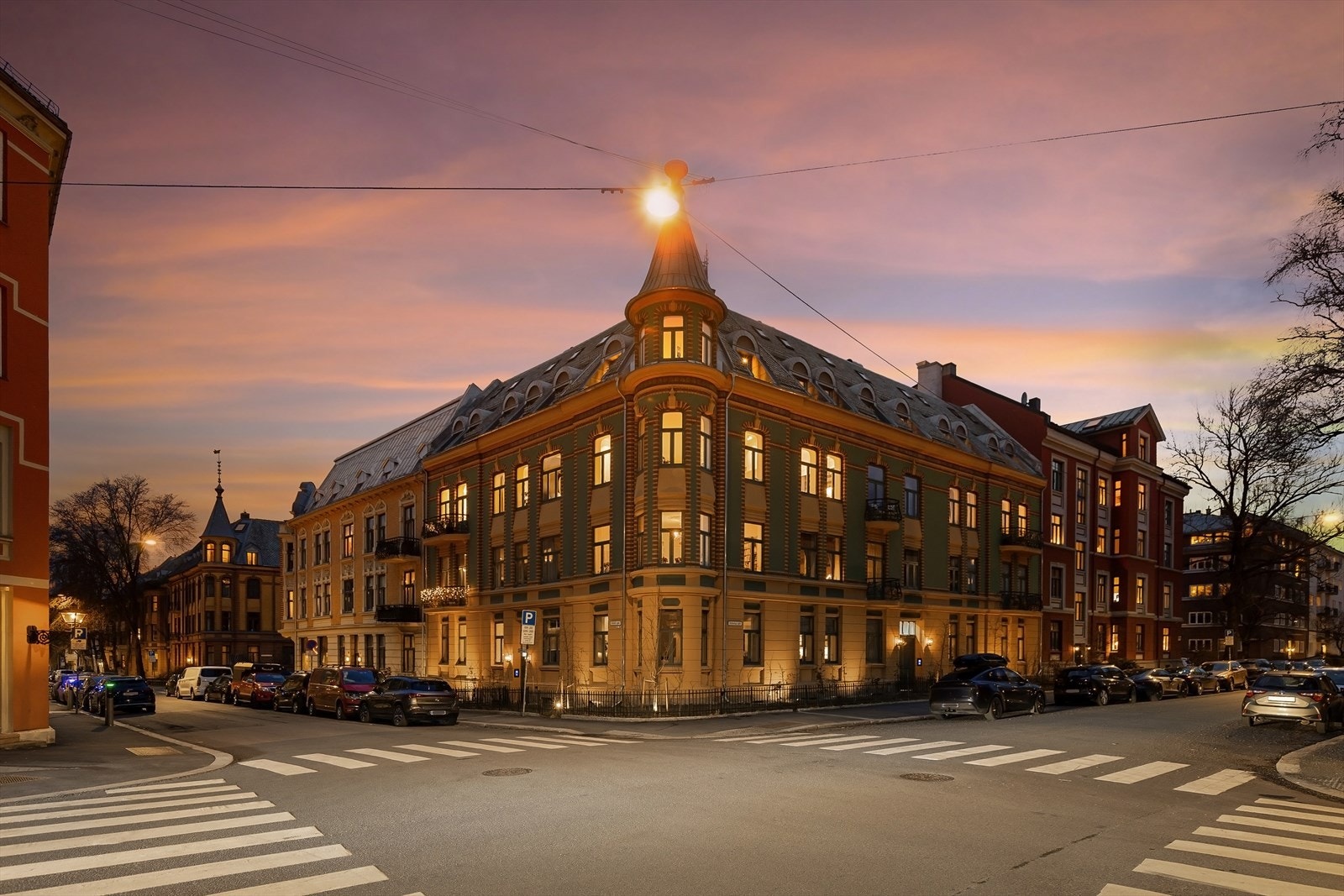 Vakker arkitektur og klassisk særpreg. Bygården er fra 1897 og er tegnet av den kjente arkitekten Eduard Carlén. Galleribilde