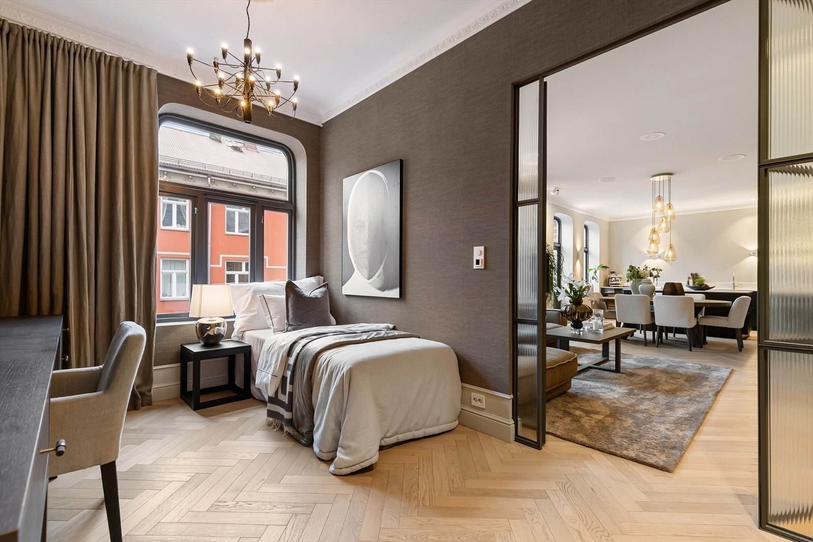 God plass til seng og tilhørende møblement. Galleribilde