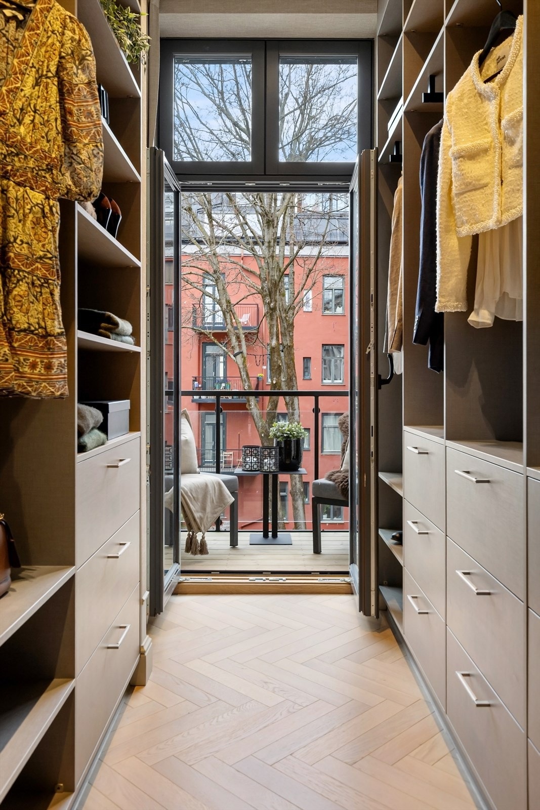walk-in med innredning fra Bekkestua Kjøkkenstudio. Galleribilde