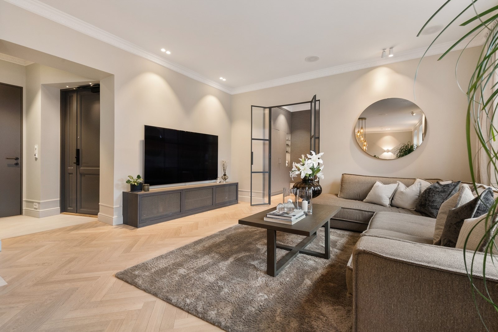 Stuen er romslig og har rikelig med plass til både spisebord og sofagruppe. Galleribilde