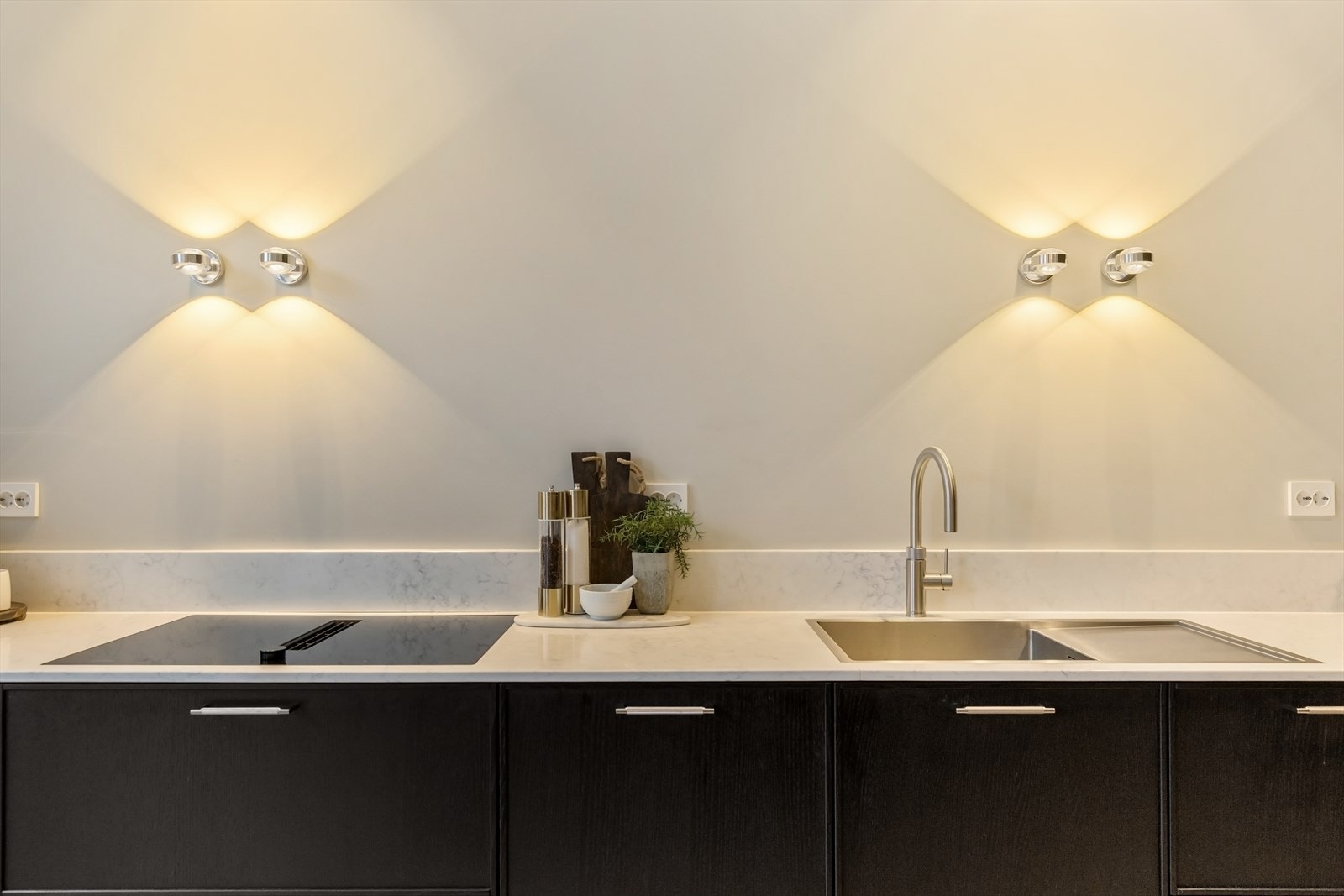 Diastone Quartz benkeplate med "backsplash". Galleribilde