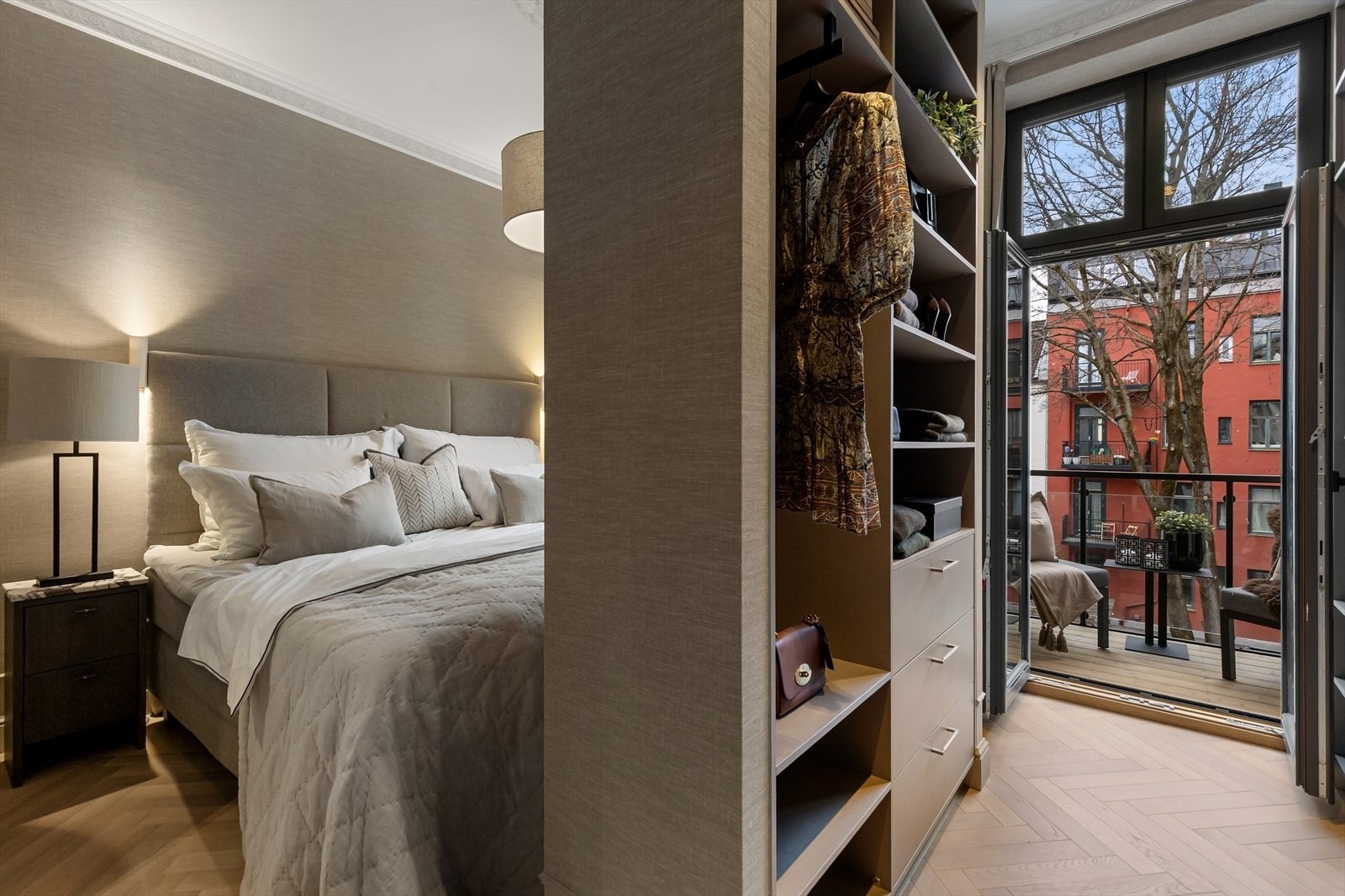 Fra entrén har man adkomst til hovedsoverom med utgang til balkong, walk-in avdeling og bad en-suite. Galleribilde