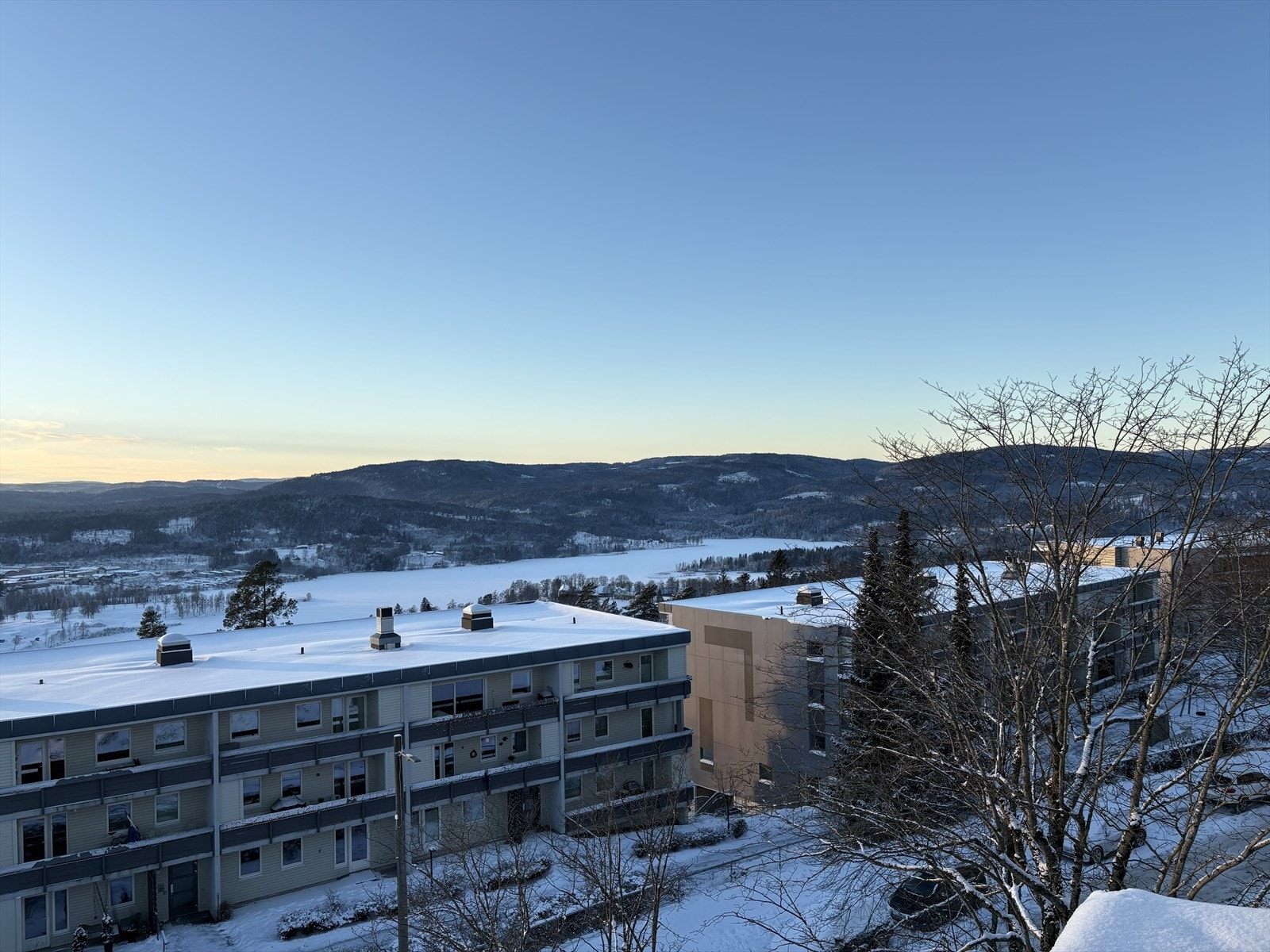 Beliggenheten gir umiddelbar nærhet til tur- og rekreasjonsmuligheter i Nordmarka. Galleribilde