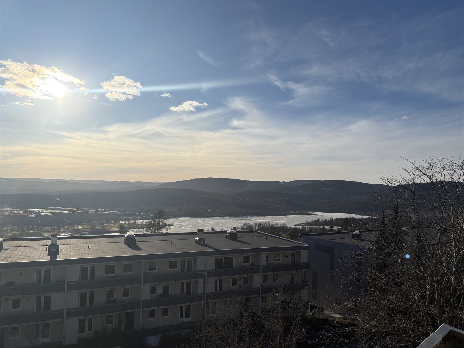 Fantastisk utsikt over nærområdet og marka fra innglasset balkong. Galleribilde