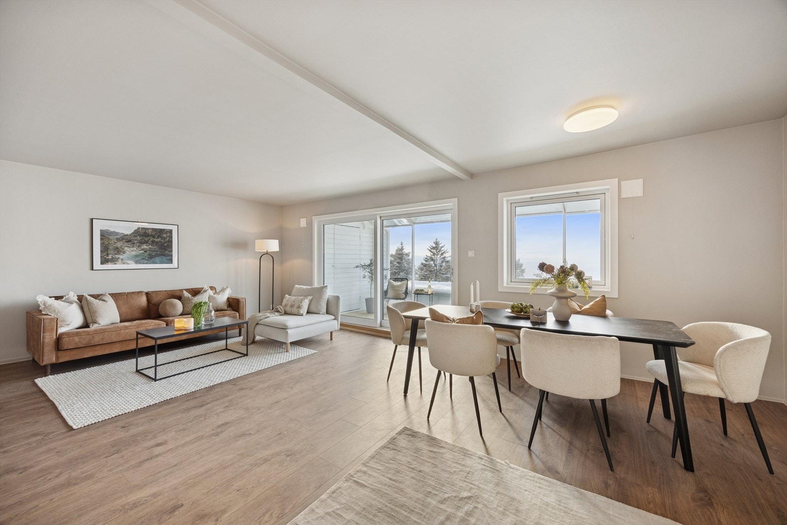 Stuen er et lyst og sentralt rom med skyvedør ut til den vestvendte terrassen. Galleribilde