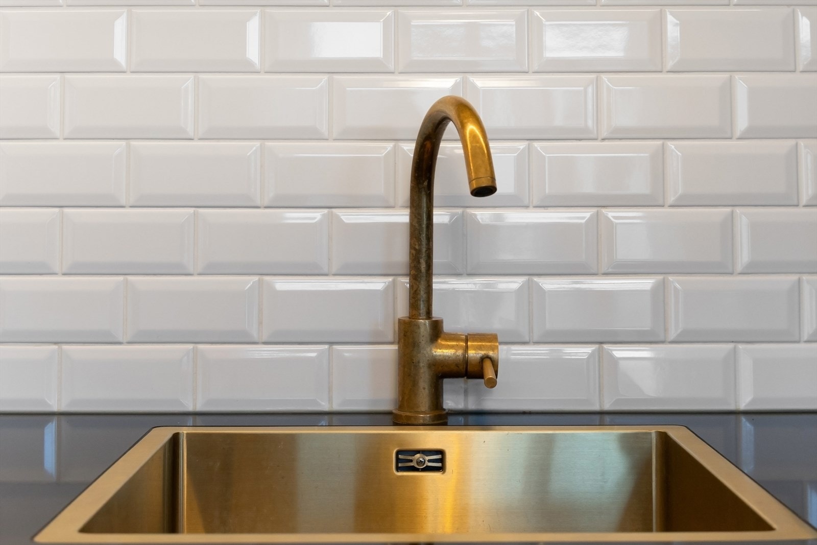 Benkeplate med planlimt kobber vaskekum. Galleribilde